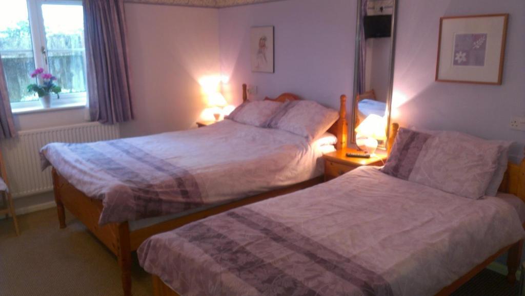 St Edmundsbury B&B Drayton  ภายนอก รูปภาพ