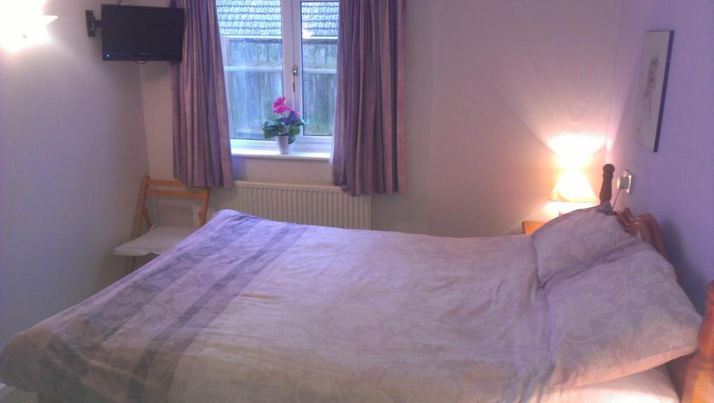 St Edmundsbury B&B Drayton  ภายนอก รูปภาพ